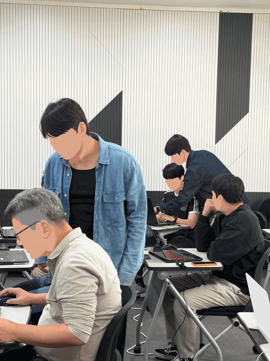 운영진이 참가자 옆에서 노트북 화면을 함께 보며 막힌 곳을 풀어 주는 사진. 얼굴은 일러스트로 처리했다.